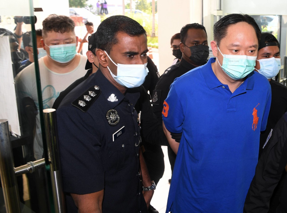 Chung Chee Yang (right) and Choo Hin Voon (left) at the Klang Magistratesu00e2u20acu2122 Court, April 22, 2021. u00e2u20acu201d Bernama pic 