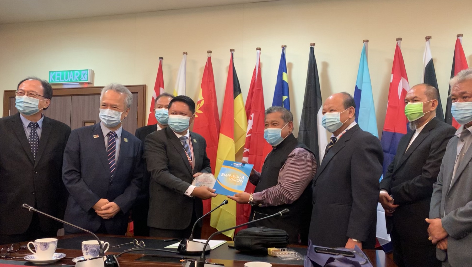 Pandikar (fourth, right) receiving a memento from BIMP-EAGA Business Council chairman Carl Moosom (fourth, left) during the BIMP-EAGA Business Council Sabah courtesy visit at PPNS yesterday. u00e2u20acu2022 Borneo Post pic