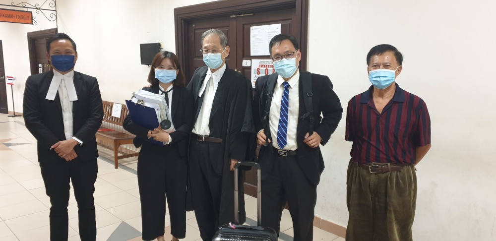 Sarawak chairman Chong Chieng Jen (second, right) is seen with his father Chong Siew Chiang (centre) and his team after the proceedings yesterday. u00e2u20acu2022 Borneo Post pic