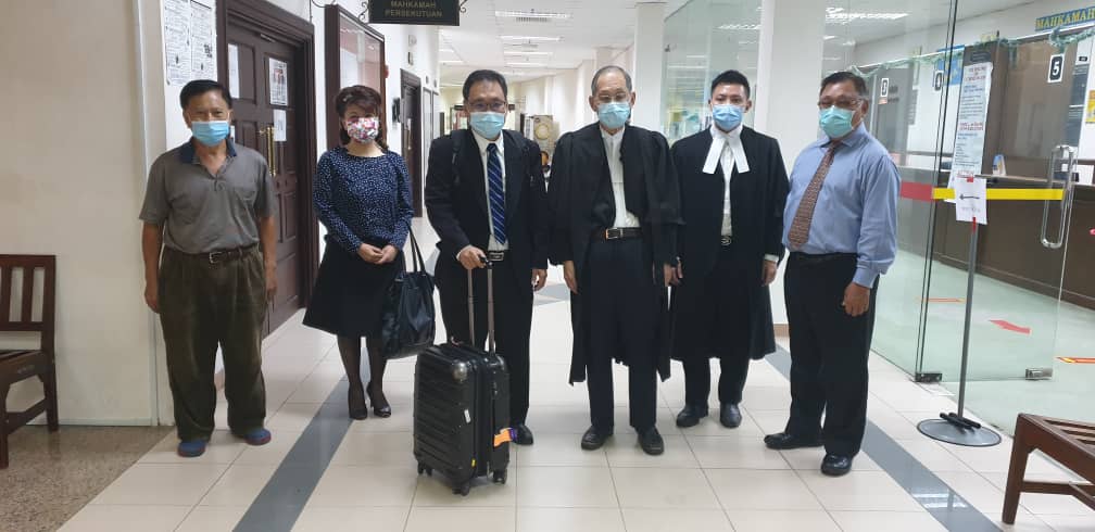 Sarawak DAP chairman Chong Chieng Jen (third, left) seen with Violet (second, left) and Chongu00e2u20acu2122s father Siew Chiang (third, right) before the proceedings yesterday. Also seen is Chiew (right). u00e2u20acu2022 Borneo Post pic