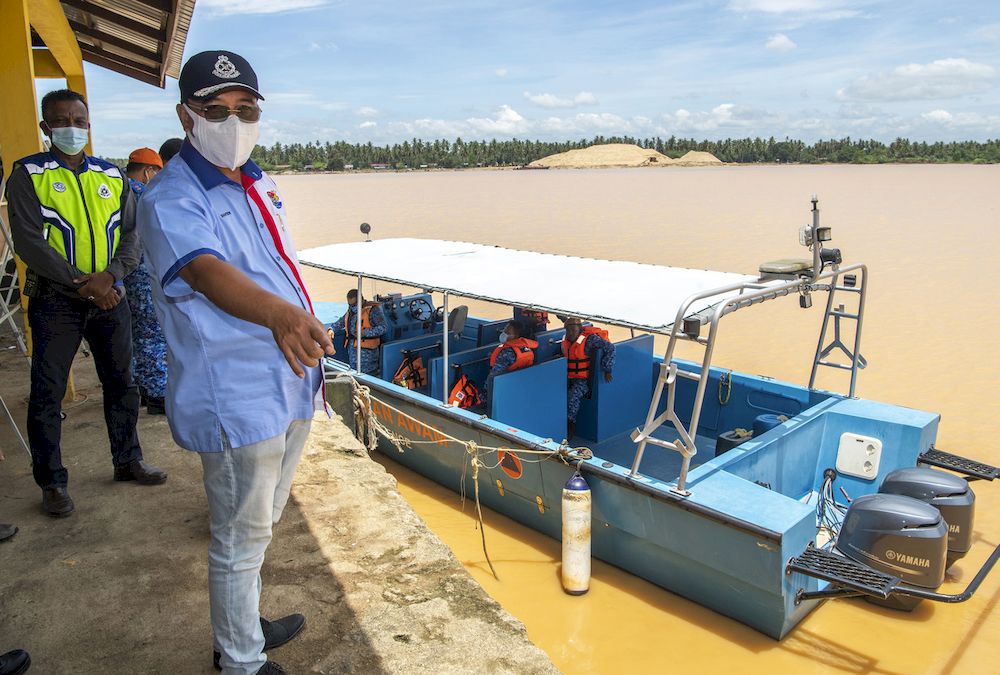Kelantan Police Chief Datuk Shafien Mamat inspecting the search and rescue operation for the missing boat victims, April 24, 2021, at the Kuala Besar LKIM Jetty near Kota Baru. u00e2u20acu201d Bernama pic