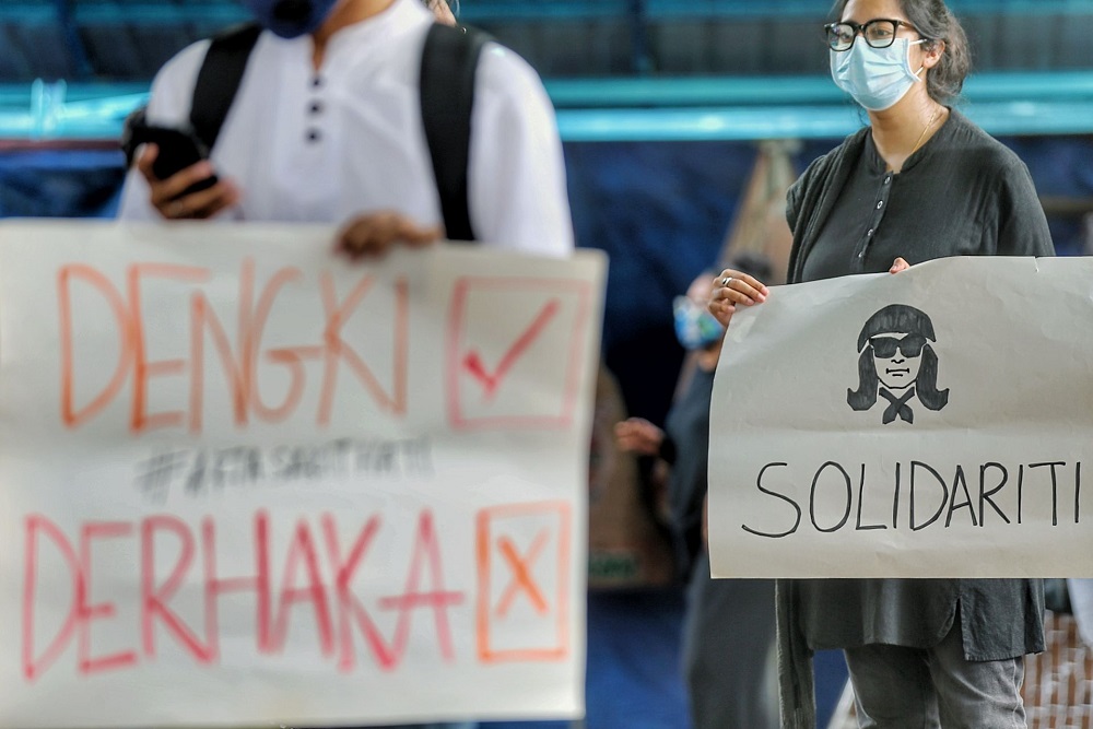 Fahmi Reza’s supporters gather in front of the Dang Wangi police station in Kuala Lumpur April 24, 2021.