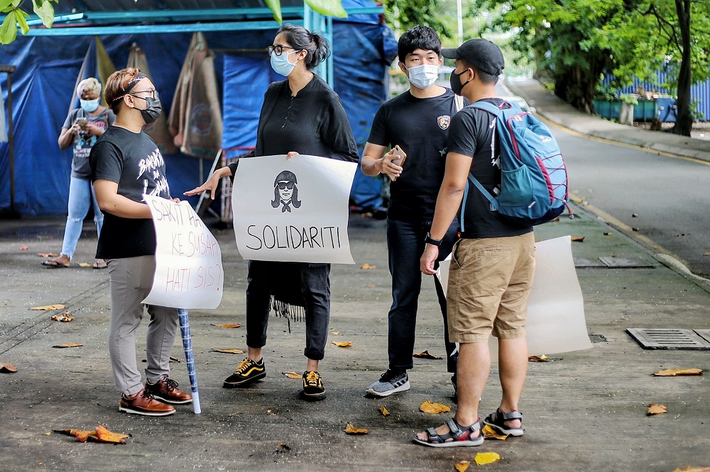 Members of the public showed up outside the Dang Wangi police station today, April 24, 2021. ― Picture by Ahmad Zamzahuri