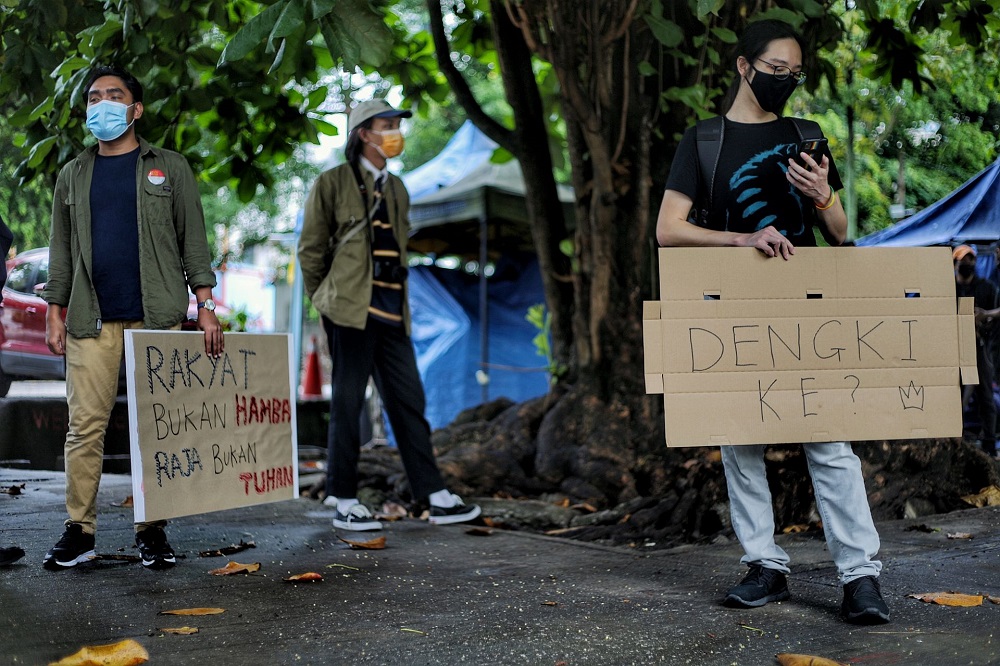 Supporters of Fahmi Reza gather in front of the Dang Wangi police station in Kuala Lumpur April 24,2021. ― Picture by Ahmad Zamzahuri