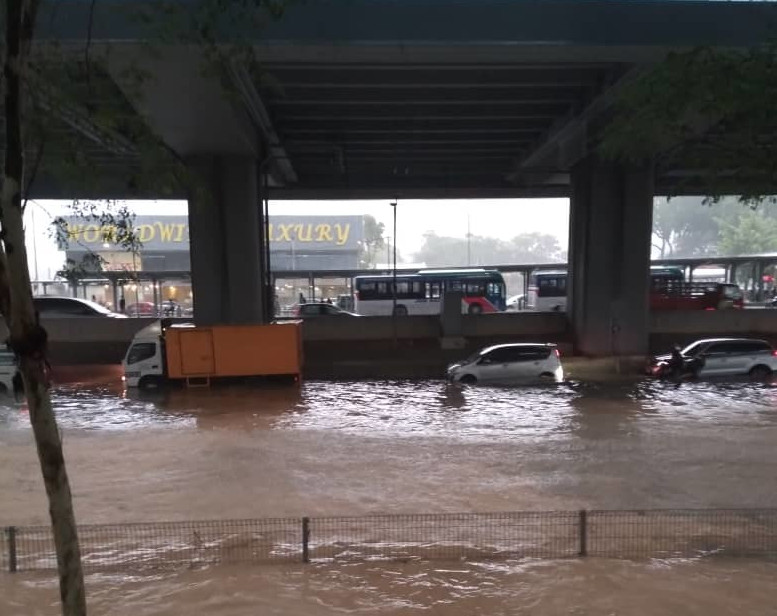 Netizens through social media pages also shared reports of some areas in Ampang and Cheras being inundated. u00e2u20acu201d Picture from Twitter/Rakita Traffic