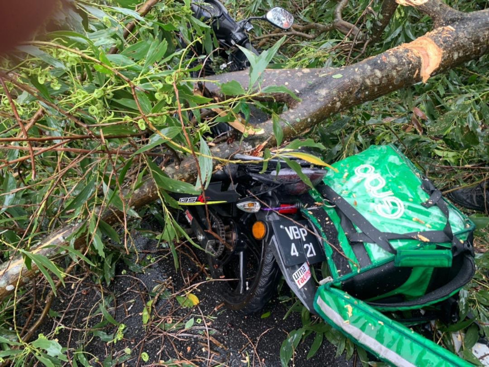 According to police reports, the male rider aged 20 was hit on the head at 4pm today while riding along Jalan Damai Jasa in Alam Damai, Cheras. u00e2u20acu201d Picture from Twitter/BernamaTV 