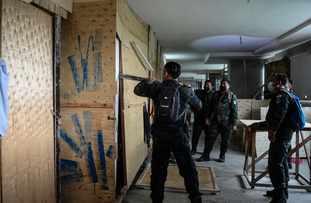 General Operations Force personnel try to break open a door during the Immigration Departmentu00e2u20acu2122s integrated operation at a construction site in Setapak, April 7, 2021. u00e2u20acu201d Bernama pic 