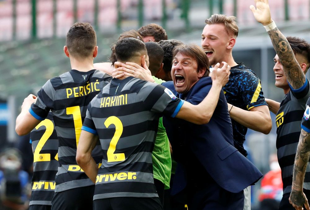 Inter Milan coach Antonio Conte celebrates  Matteo Darmianu00e2u20acu2122s goal against Hellas Verona with his players at the San Siro, Milan April 25, 2021. u00e2u20acu201d Reuters picnnn
