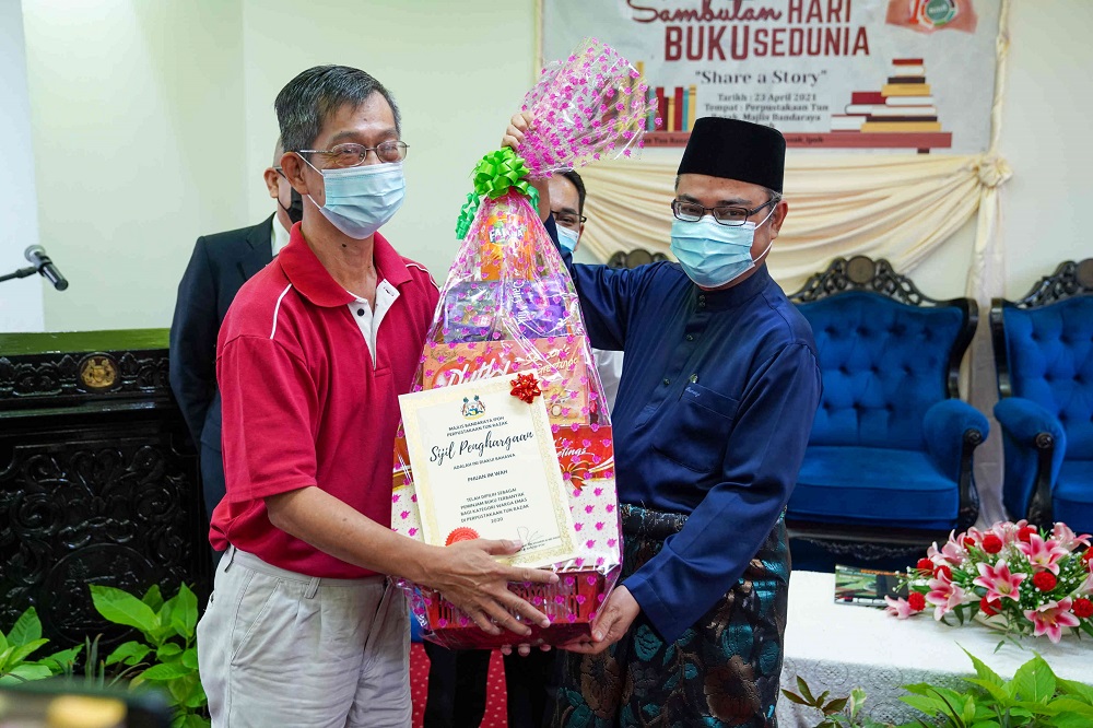 Phuan Im Wah finds any time a good time to read. 