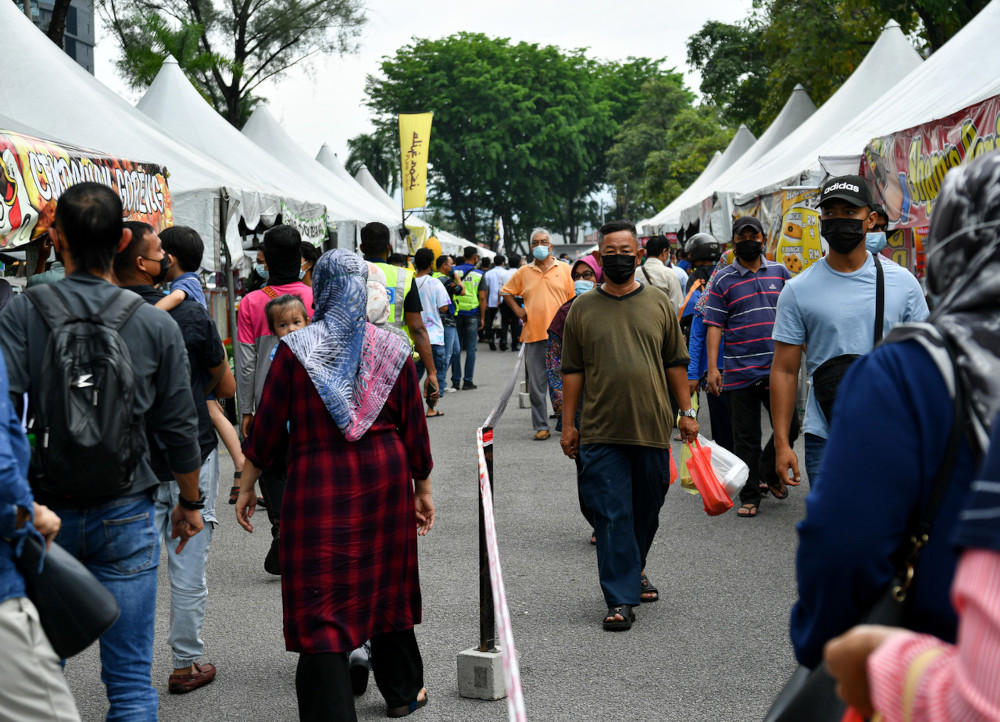 Visitors at the Perak Stadium Ramadan bazaar in Ipoh, April 13, 2021. u00e2u20acu201d Bernama picn