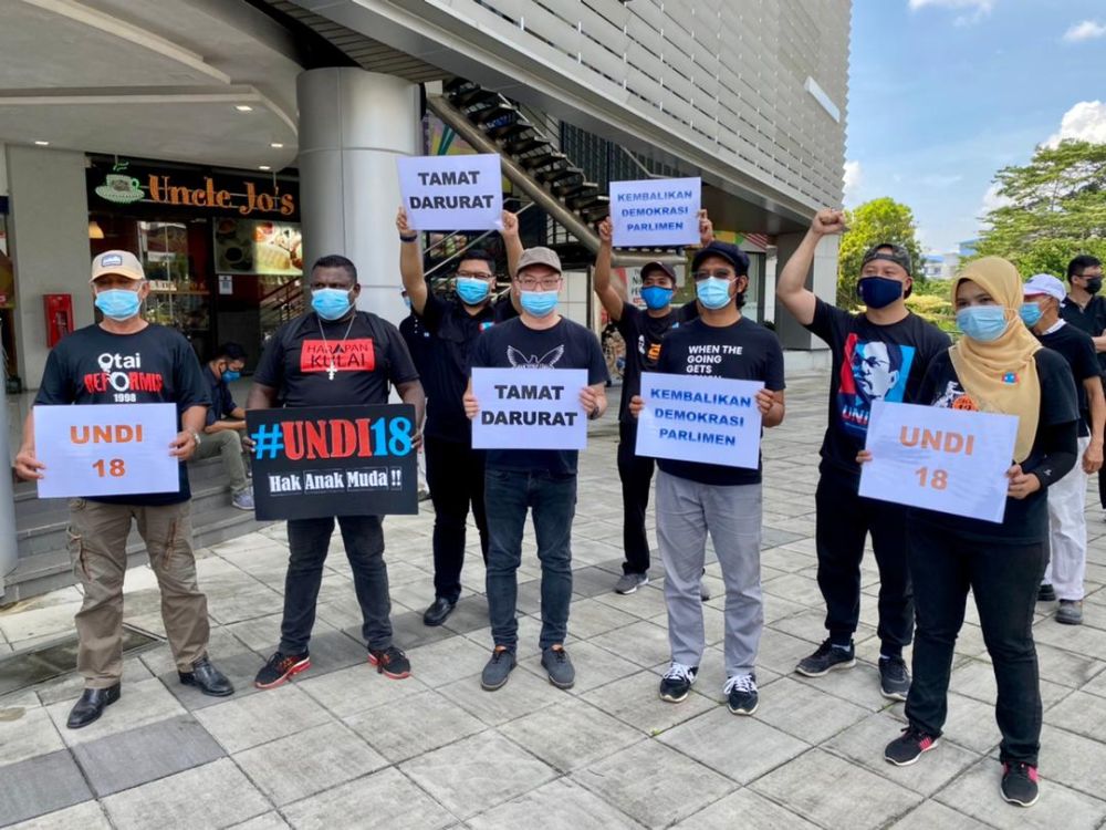  Johor PKR deputy chief Jimmy Puah Wee Tse (centre) alleged that Perikatan was now effectively controlling the country at the people’s expense. — Picture by Ben Tan