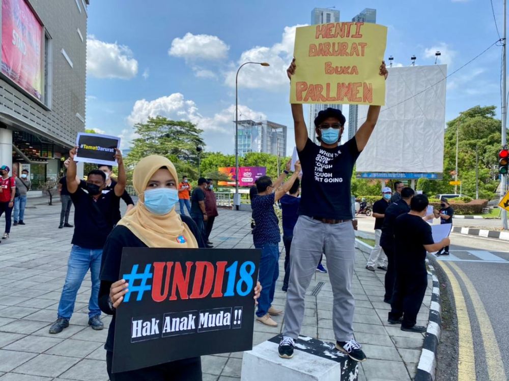 The flash mob that started at 11am saw about 50 people protesting at the Jalan Tebrau intersection fronting Plaza Pelangi in Johor Baru today. u00e2u20acu201d Picture by Ben Tan