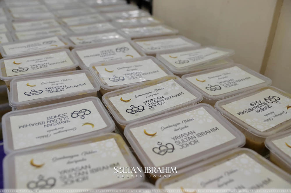 Sultan Ibrahim Sultan Iskandar consented to prepare u00e2u20acu02dcbubur lambuku00e2u20acu2122 (savoury porridge) for distribution to the people in conjunction with the Ramadan month. u00e2u20acu201d Picture via Facebook/Sultan Ibrahim Sultan Iskandar