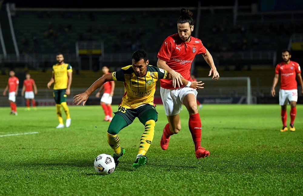Kedahu00e2u20acu2122s Mohd Rizal Mohd Ghazali in action with KL City FCu00e2u20acu2122s Danial Sang Ting during the Super League match at Stadium Darul Aman in Alor Setar April 23, 2021. u00e2u20acu2022 Bernama pic