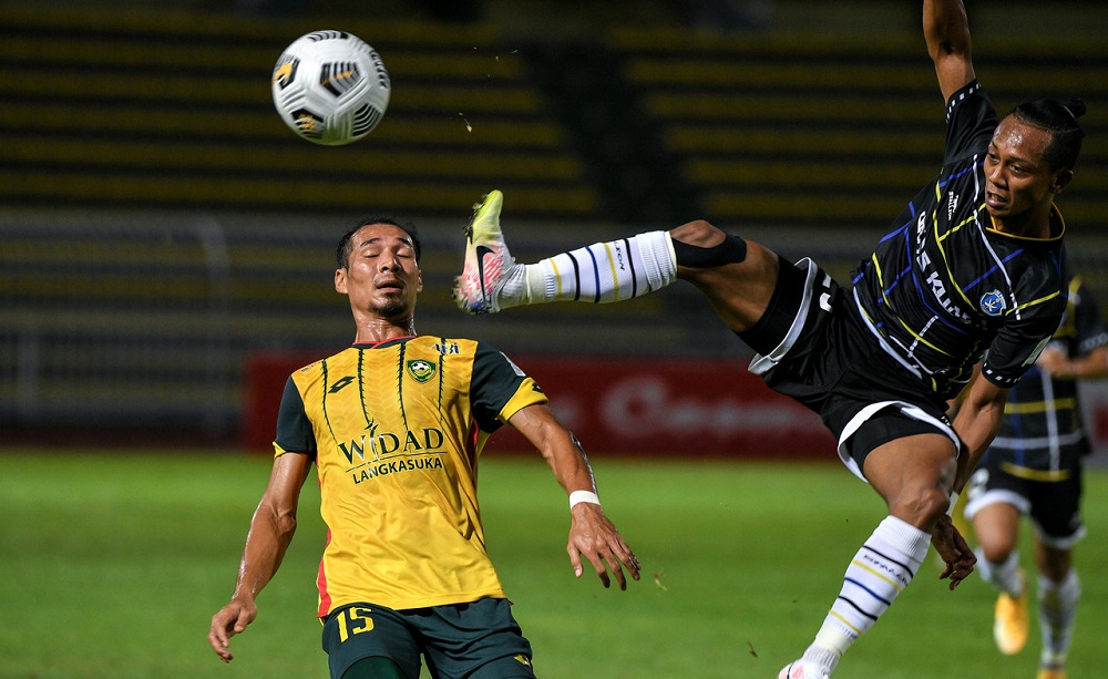Sri Pahang FCu00e2u20acu2122s Mohd Faisal Mohd Rosli (right) in action with Kedah Darul Aman FCu00e2u20acu2122s Mohd Rizal Mohd Ghazali during the match in Alor Setar April 2, 2021. u00e2u20acu2022 Bernama pic