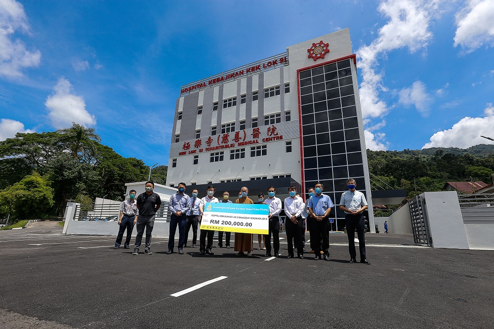 Penang Chief Minister Chow Kon Yeow presents a cheque to the Kek Lok Si Charitable Hospital in Air Itam April 23, 2021. u00e2u20acu2022 Picture by Sayuti Zainudin