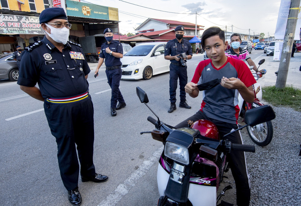 Kelantan police chief Datuk Shafien Mamat advising visitors to put on their face masks after monitoring a site used by traders in Pasir Tumboh, April 20, 2021. u00e2u20acu201d Bernama pic 