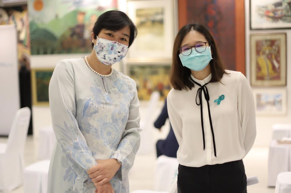 Khoo (right) with her PhD supervisor Prof Dr Woo Yin Ling, who is medical technical advisor and lead researcher at the Rose Foundation. ― Picture courtesy of Khoo Su Pei