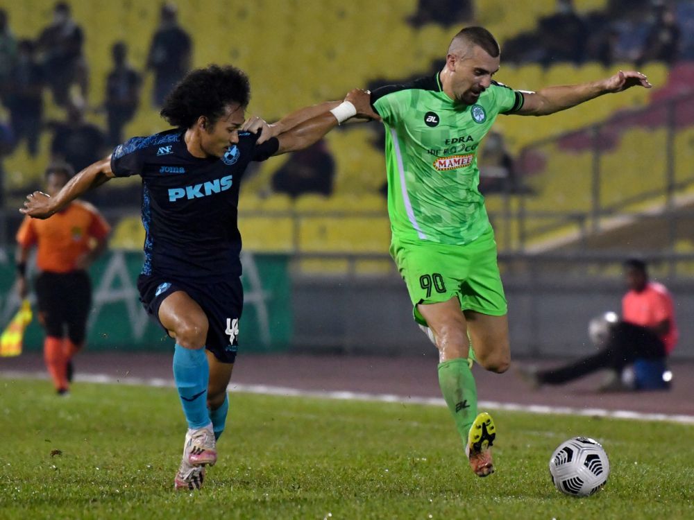 nMelaka United FC Stefan Nikolic (right) in action against Selangor FCu00e2u20acu2122s Sharul Nazeem Zulpakar at the Hang Jebat Stadium in Melaka April 18, 2021. u00e2u20acu201d Bernama picn