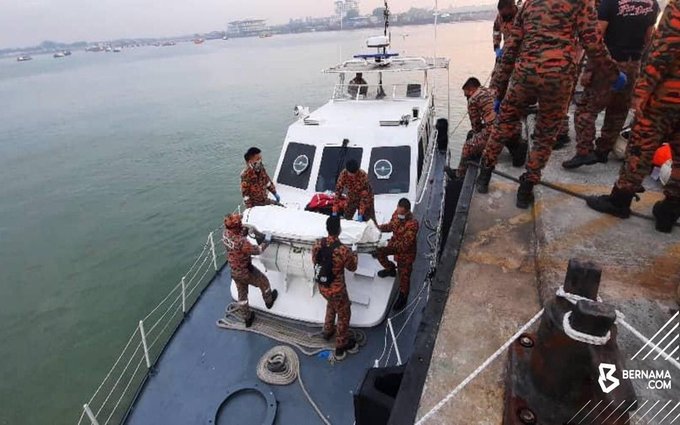 A 62-year-old man died on the tanker, believed to have inhaled ammonia gas. u00e2u20acu2022 Picture via Twitter/bernamadotcom