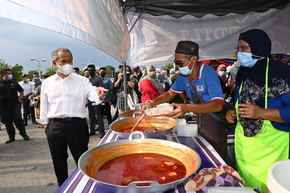 Prime Minister Tan Sri Muhyiddin Yassin visits the Precinct 3 Ramadan Bazaar in Putrajaya, April 14, 2021. u00e2u20acu201d Bernama pic