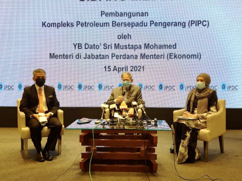 Datuk Seri Mustapa Mohamed (centre) said the second phase from 2020 to 2025, the Johor Petroleum Development Corporation is targeting new investments worth about RM5 billion u00e2u20acu201d Picture by Ben Tan 