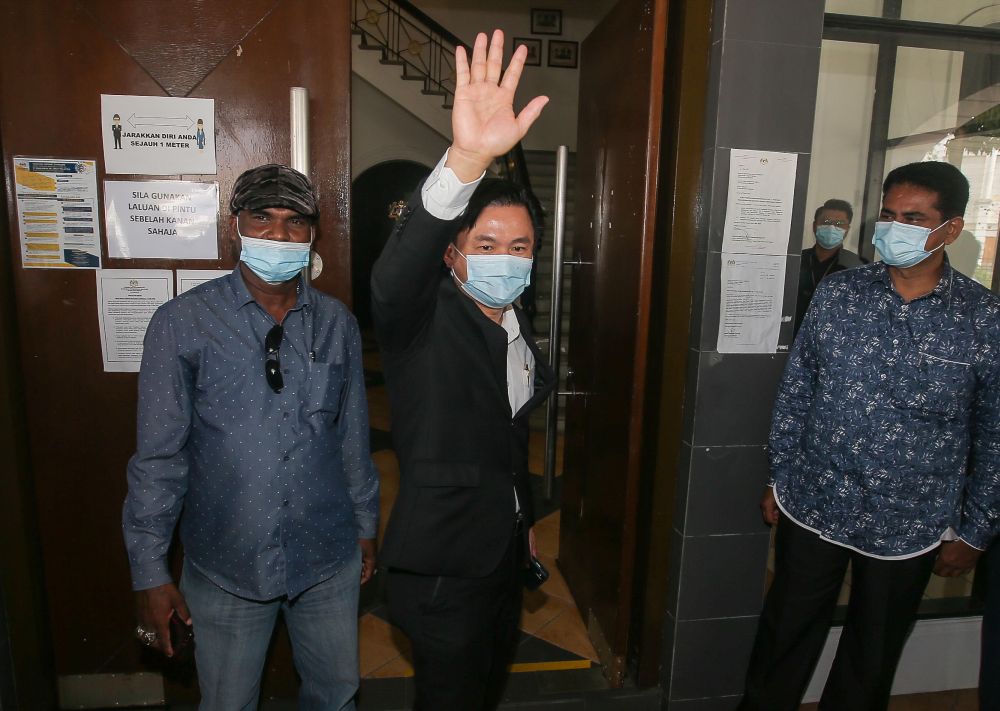 Tronoh assemblyman Paul Yong waves at reporters at the Ipoh High Court April 5, 2021. u00e2u20acu201d Picture by Farhan Najib