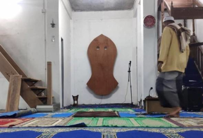 According to the statement, the issue of the sandals was linked to u00e2u20acu02dctabarruku00e2u20acu2122, namely, taking blessings from something related to the relics of Prophet Muhammad. u00e2u20acu201d Picture from Twitter/Bernama Radio