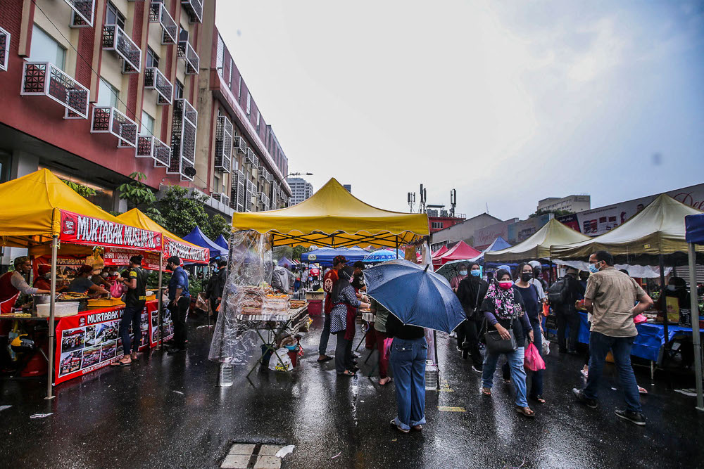 Visitors at the Kampung Baru Ramadan bazaar, April 14, 2021. u00e2u20acu2022 Picture by Hari Anggara