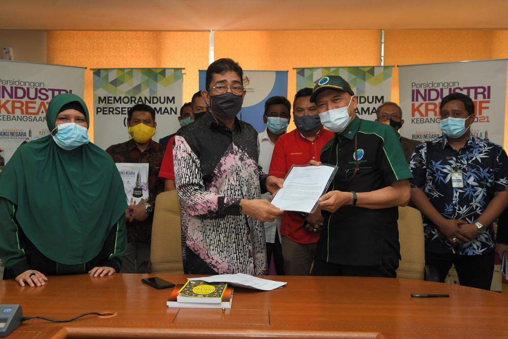 The memorandum, which asks the government to take action against operators of illegal gambling, was handed over by Malaysian Muslim Consumersu00e2u20acu2122 Association (PPIM) chief activist Datuk Nadzim Johan to Datuk Zahidi Zainul Abidin at his office at Angkasapur