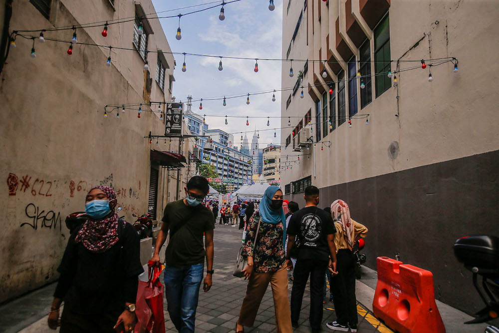 People make shopping preparations for Hari Raya Aidilfitri, at the Aidilfitri Bazaar in Jalan Tuanku Abdul Rahman, April 29, 2021. u00e2u20acu2022 Picture by Hari Anggara