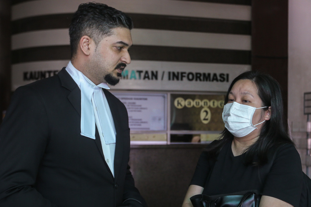Lawyer V. Vemal Arasan speaks to Simon Momohu00e2u20acu2122s wife, Low Kar Hui at the Shah Alam High Court April 23, 2021. u00e2u20acu201d Picture by Yusof Mat Isa