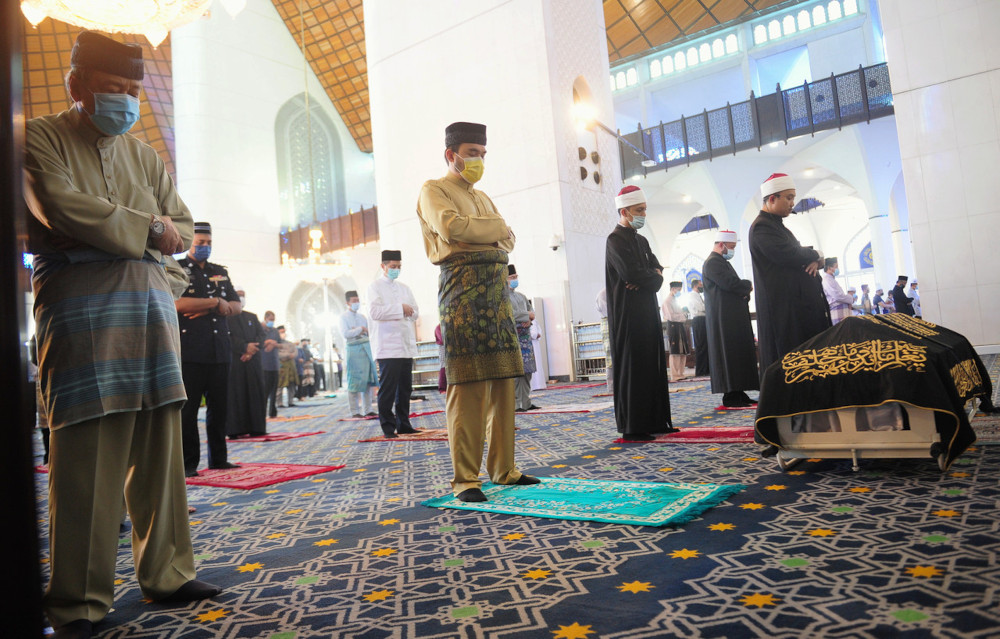 Sultan Selangor Sultan Sharafuddin Idris Shah (left) and the Raja Muda Selangor Tengku Amir Shah (2nd left) perform funeral prayers for the father of Tengku Permaisuri Selangor at the Sultan Salahudddin Abdul Aziz Shah, April 20, 2021. u00e2u20acu201d Bernama pic 