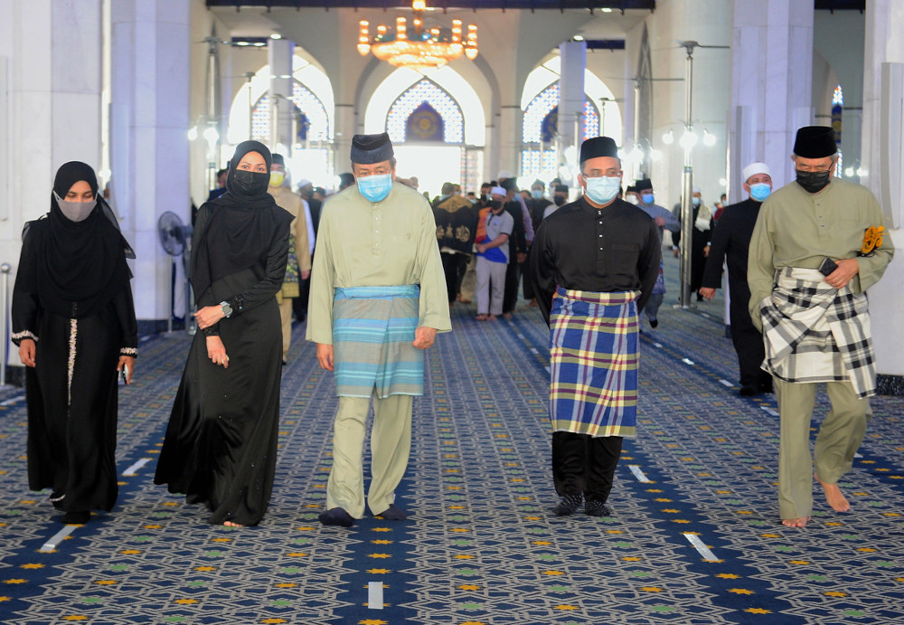 Sultan Selangor and Tengku Permaisuri Selangor pay their final respects to the Tengku Permaisuri Selangoru00e2u20acu2122s late father after funeral prayers at the Sultan Salahudddin Abdul Aziz Shah mosque, April 20, 2021. u00e2u20acu201d Bernama pic