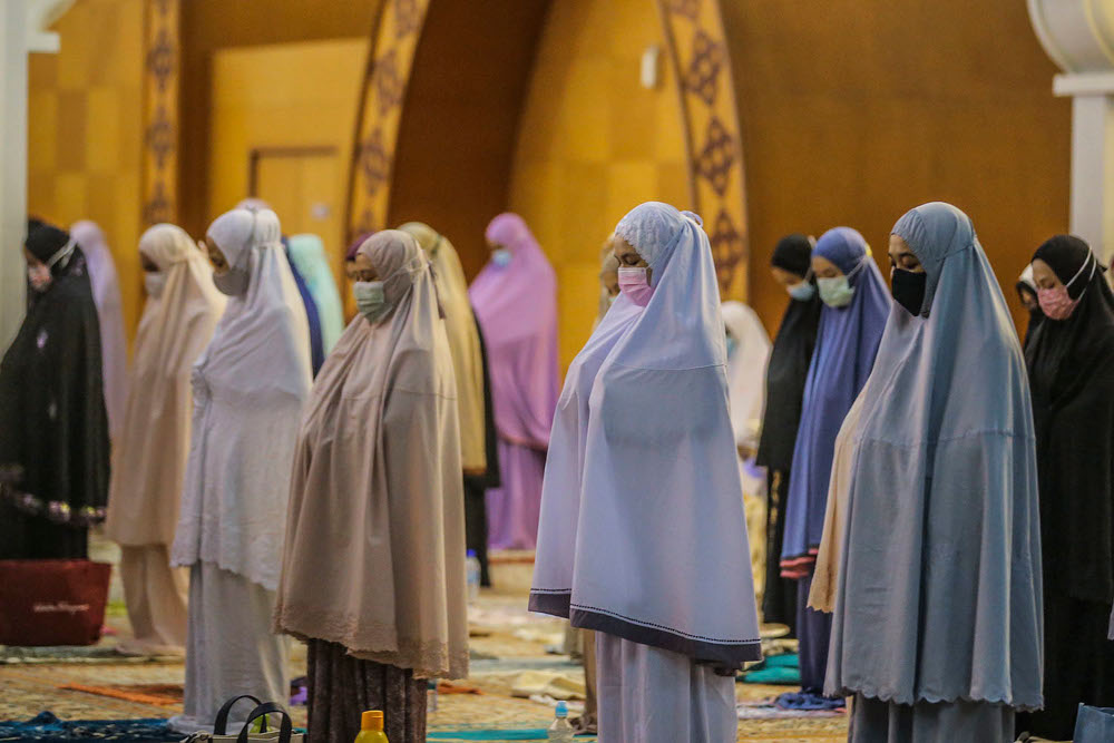 Muslims perform Terawih prayers while maintaining physical distance and wearing face masks to prevent the spread of Covid-19 at Masjid Wilayah in Kuala Lumpur, April 15, 2021. u00e2u20acu2022 Picture by Hari Anggara