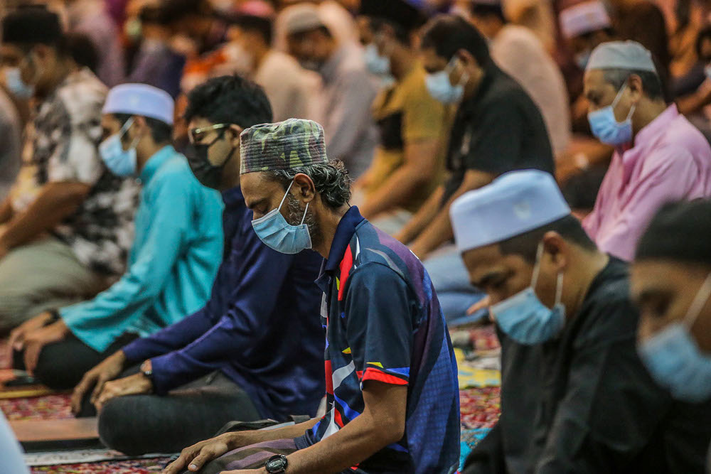 Muslims perform Terawih prayers while maintaining physical distance and wearing face masks to prevent the spread of Covid-19 at Masjid Wilayah in Kuala Lumpur, April 15, 2021. u00e2u20acu2022 Picture by Hari Anggara