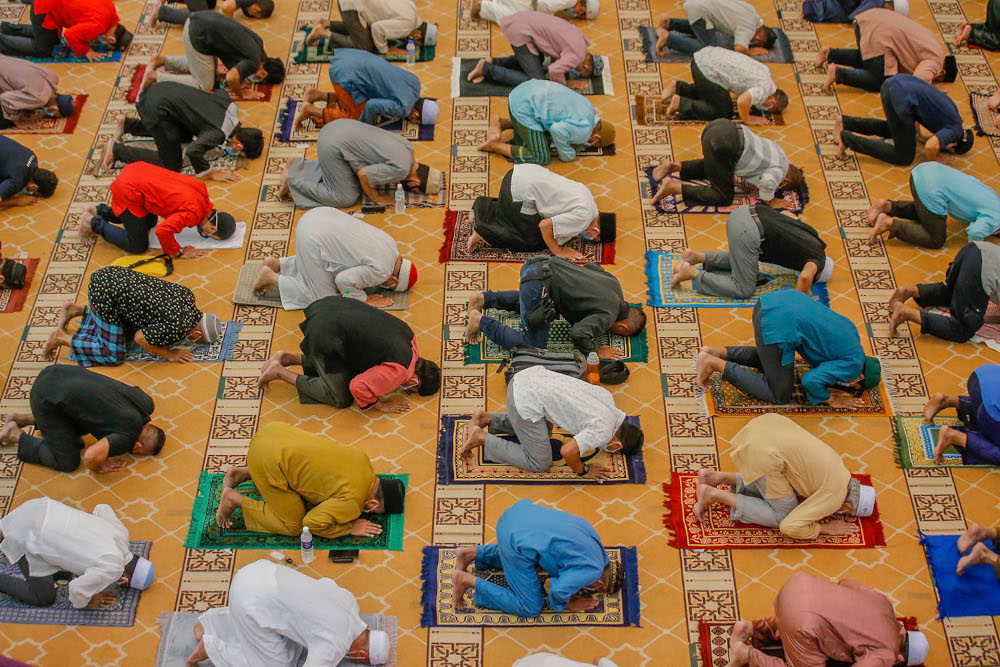 Congregants perform Terawih prayers at Kampung Baru Jamek mosque, April 29, 2021. u00e2u20acu2022 Picture by Hari Anggara