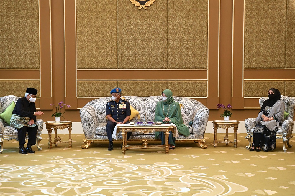 Yang di-Pertuan Agong Al-Sultan Abdullah Ri'ayatuddin Al-Mustafa Billah Shah (second, left) and Yang Dipertua Negeri of Penang Tan Sri Ahmad Fuzi Abdul Razak (left), April 30, 2021. u00e2u20acu2022 Bernama pic