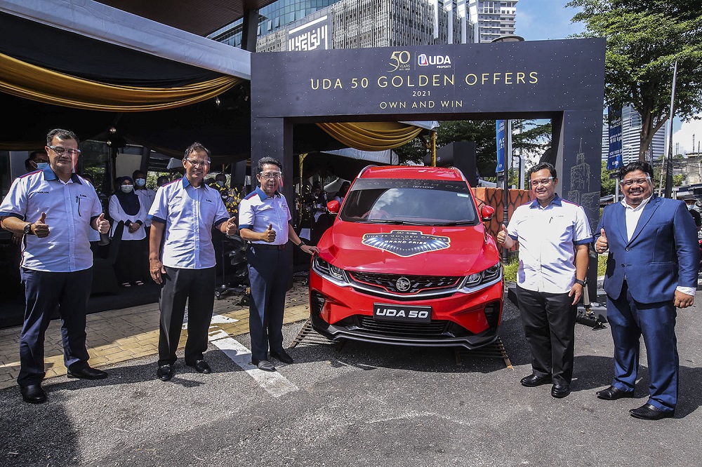 (From left) UDA group property development COO Noor Azmi Salleh, BoD member Nordin Mohd Zain, Jalaluddin, Mohd Salem, and BoD member Mohd Asri Abdul Ghani showing off the grand prize for the campaign. u00e2u20acu201d Picture by Hari Anggara