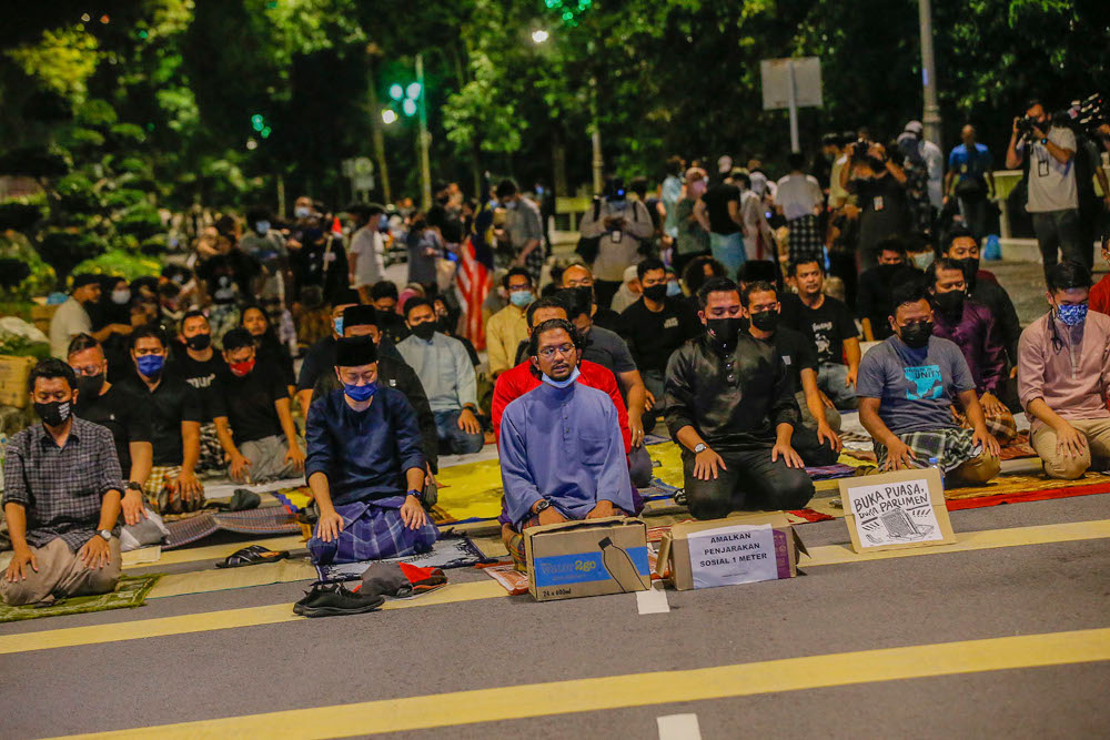 About a hundred Malaysian youths perform the Maghrib prayer in front of the Parliament building, April 30, 2021. ― Picture by Hari Anggara