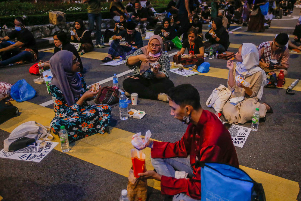About a hundred Malaysian youths break their fast in front of the Parliament building, April 30, 2021. u00e2u20acu2022 Picture by Hari Anggara
