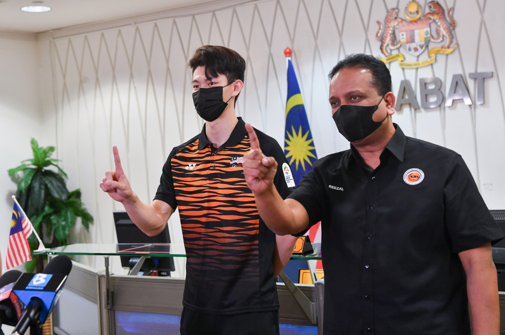 Datuk Seri Reezal Merican Naina Merican and Lee Zii Jia at the Youth and Sports Ministry in Putrajaya, April 5, 2021. u00e2u20acu201d Bernama pic 