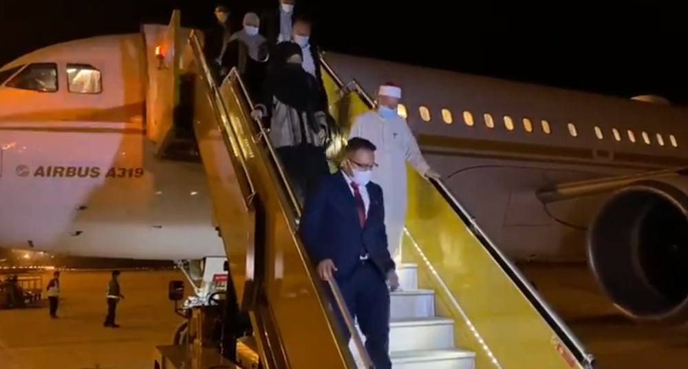 Yesterday, Bernamau00e2u20acu2122s video of Datuk Zulkifli Mohamad and his entourage arriving in Madinah showed them embarking off an Airbus A319, which has a private jet version called corporate jet. u00e2u20acu201d Screenshot from Twitter/bernamadotcom