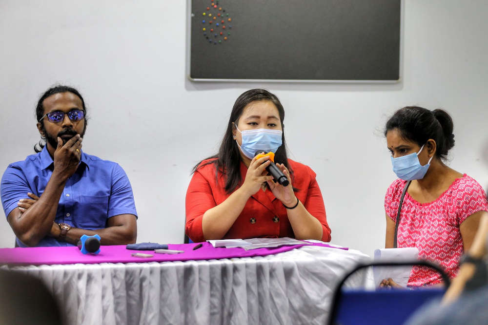 Elisha Teh (centre) shares about the alleged abuses faced by her brother-in-law in the Jelebu Prison. — Picture by Ahmad Zamzahuri