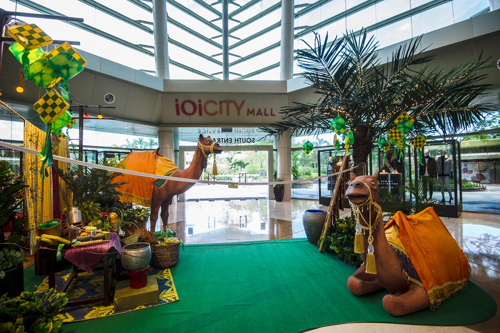 The camels give an exotic twist to the mall’s decorations. — Picture by Shafwan Zaidon