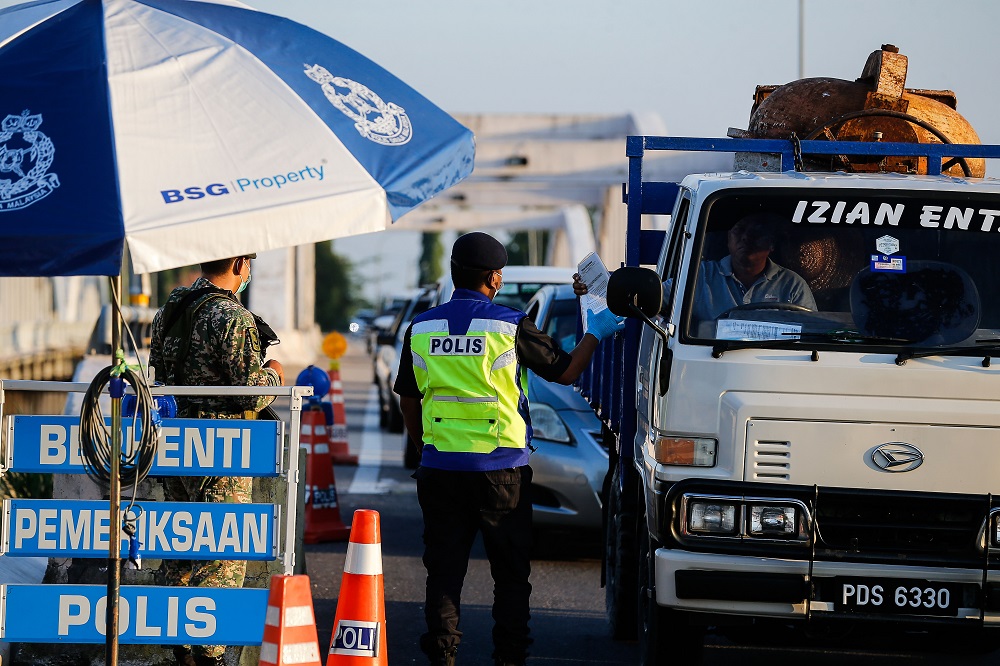 Police personnel inspect vehicles at a roadblock along Jambatan Merdeka, at the Kedah-Penang border  May 10, 2021. — Picture by Sayuti Zainudin