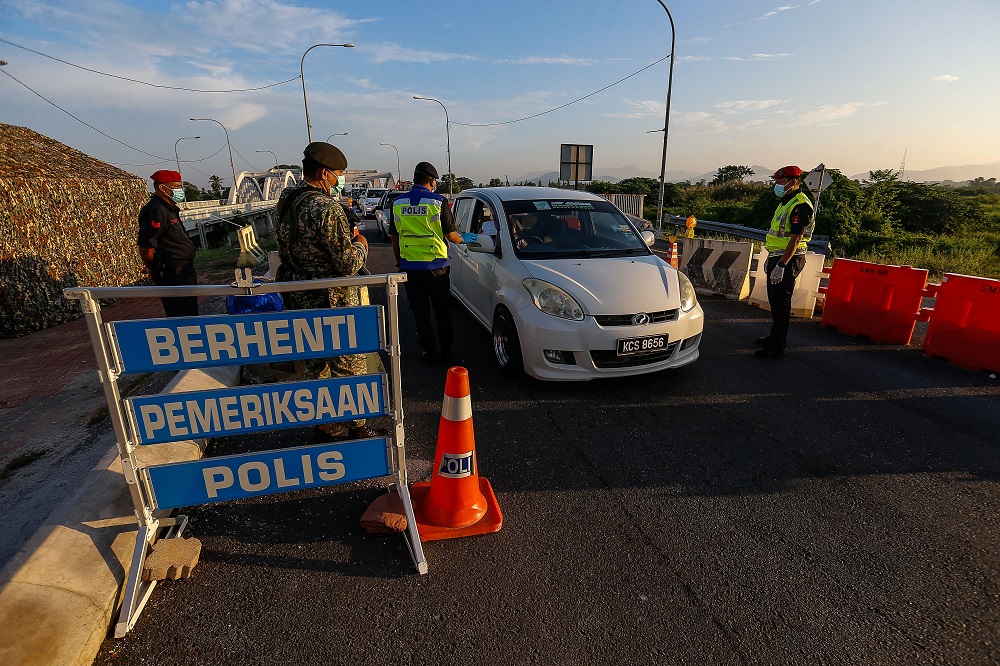 Police personnel inspect vehicles at a roadblock along Jambatan Merdeka, at the Kedah-Penang border  May 10, 2021. u00e2u20acu201d Picture by Sayuti Zainudin