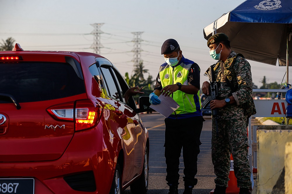 Police personnel inspect vehicles at a roadblock along Jambatan Merdeka, at the Kedah-Penang border  May 10, 2021. u00e2u20acu201d Picture by Sayuti Zainudin