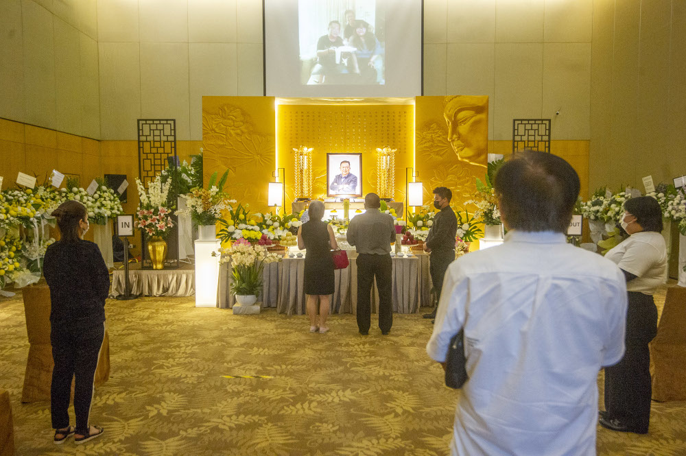 People pay their final respects to Datuk Wong Sai Wan during his wake service at the Xiao En centre in Kuala Lumpur May 16, 2021. — Picture by Shafwan Zaidon