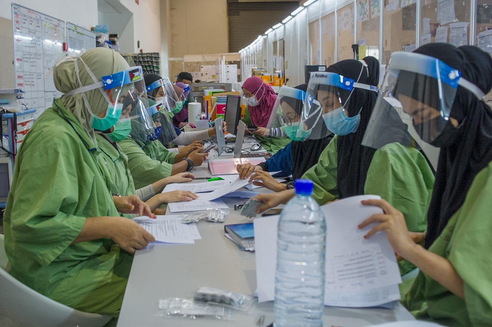 Health workers at work at the Covid-19 Low-Risk Quarantine and Treatment Centre (PKRC) at the Malaysia Agriculture Expo Park (MAEPS) 2 in Serdang May 19, 2021. u00e2u20acu201d Picture by Shafwan Zaidonnn